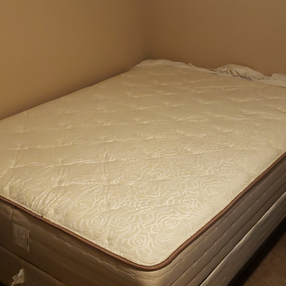 Mattress & Boxspring - Picture 3 of 6